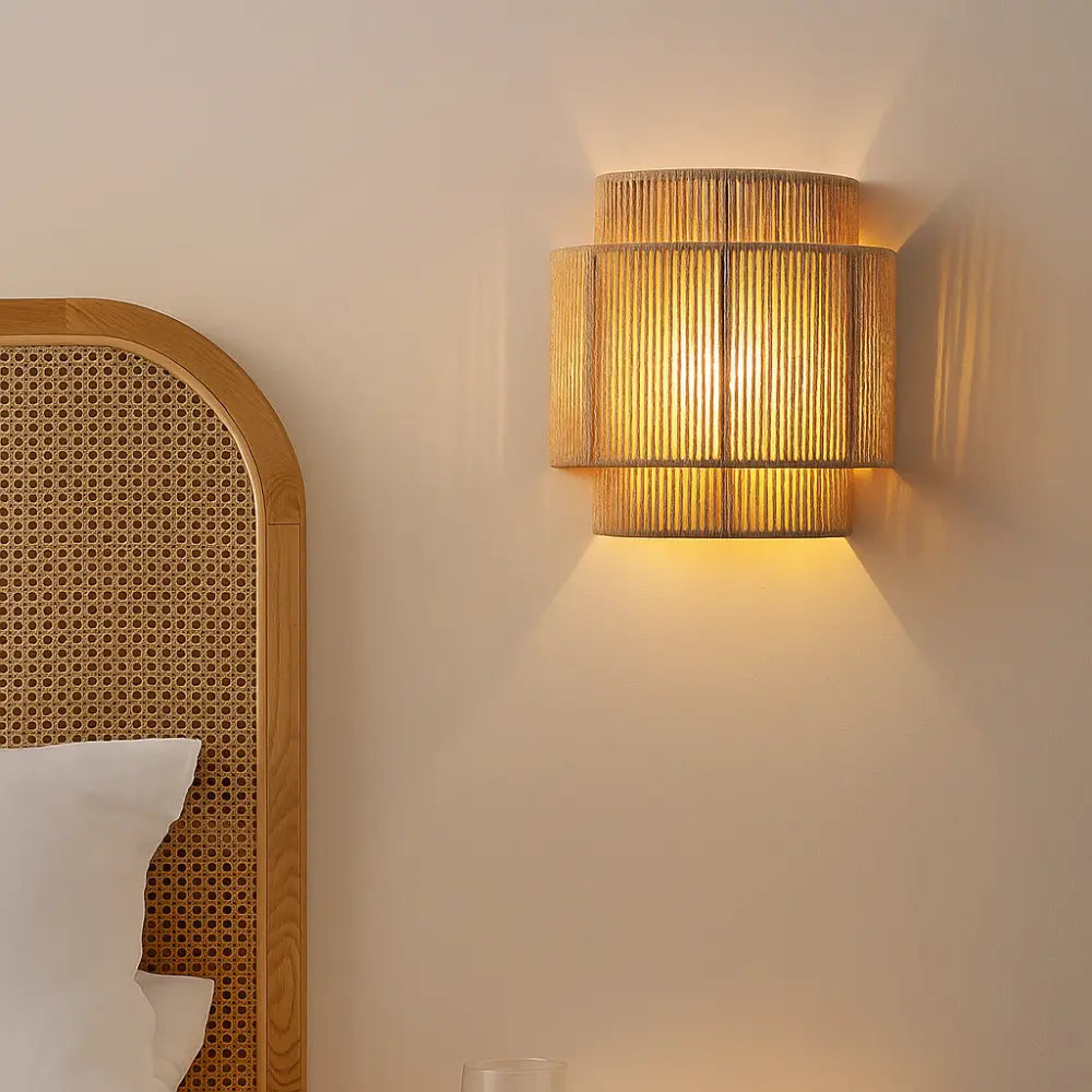 Applique murale bois design moderne en rotin tissé style japonais forme cylindrique éclairage doux atmosphère zen