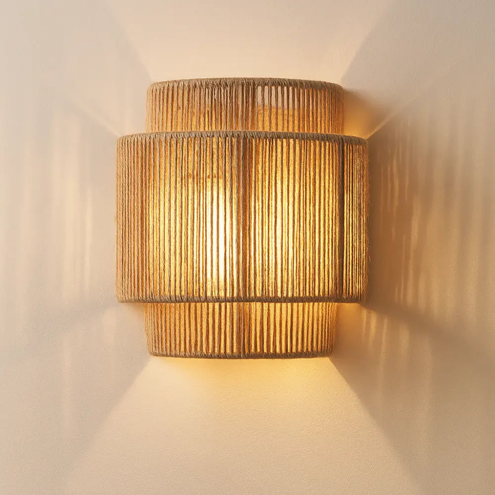 Applique murale bois design moderne en rotin tissé style japonais forme cylindrique éclairage doux atmosphère zen