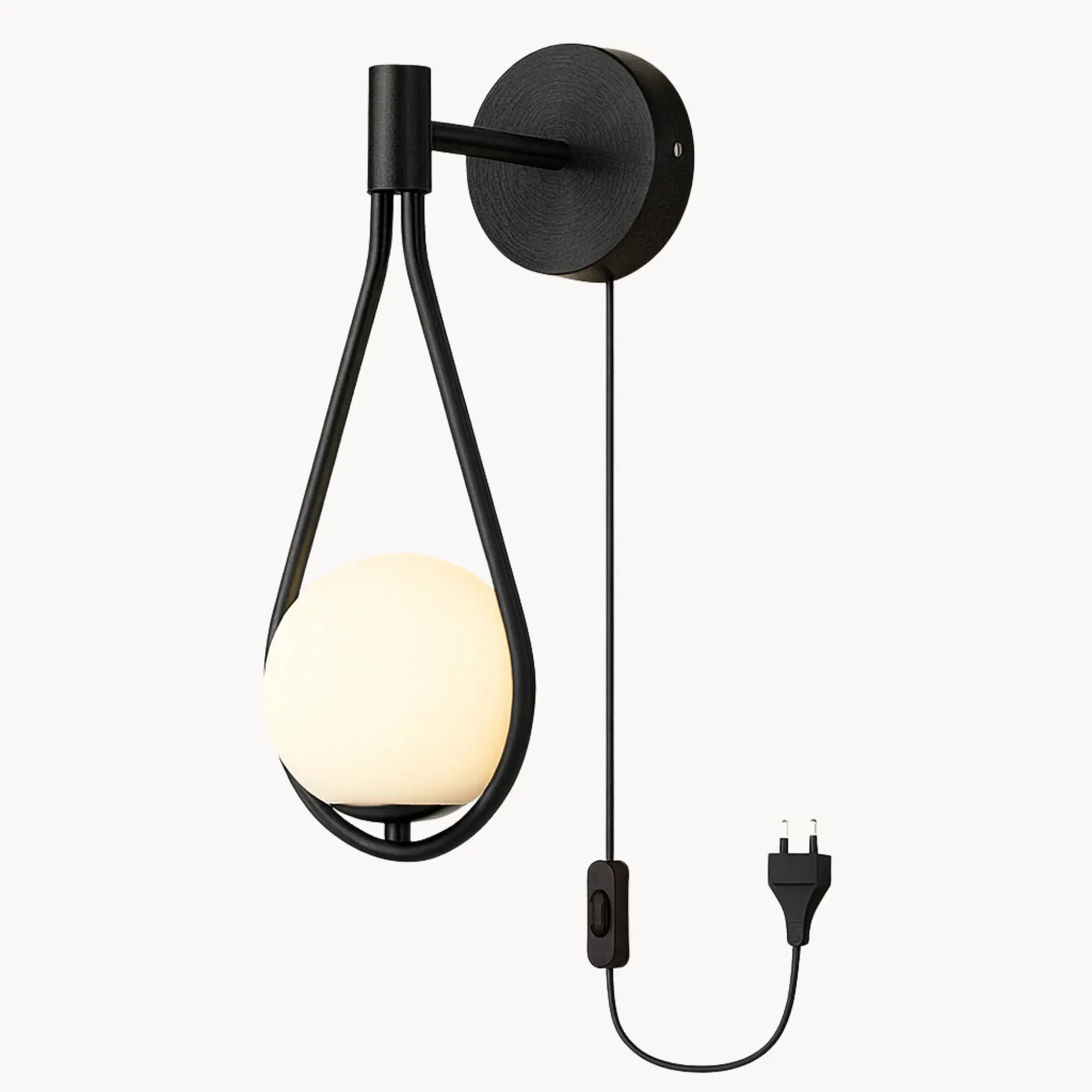 Applique murale dorée à bras arrondi avec globe lumineux et interrupteur intégré.