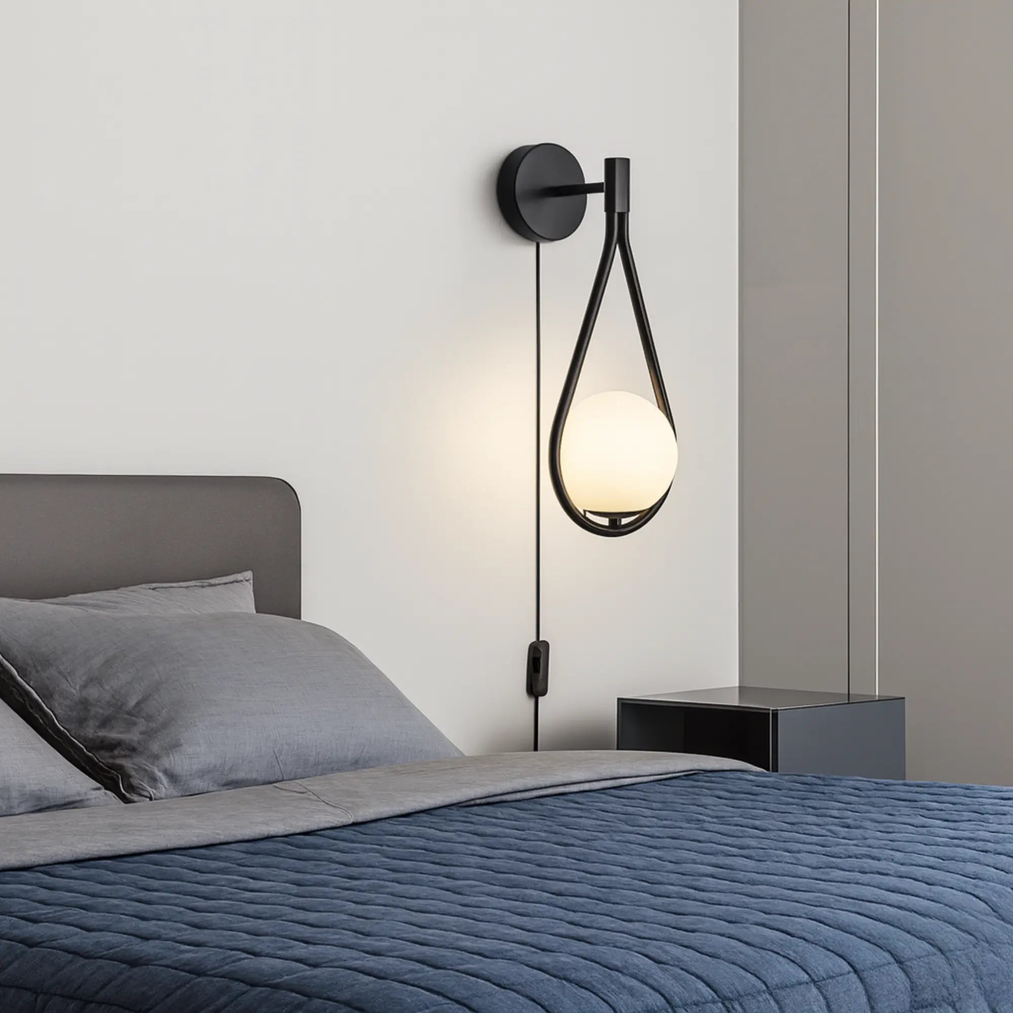 Applique murale dorée à bras arrondi avec globe lumineux et interrupteur intégré.