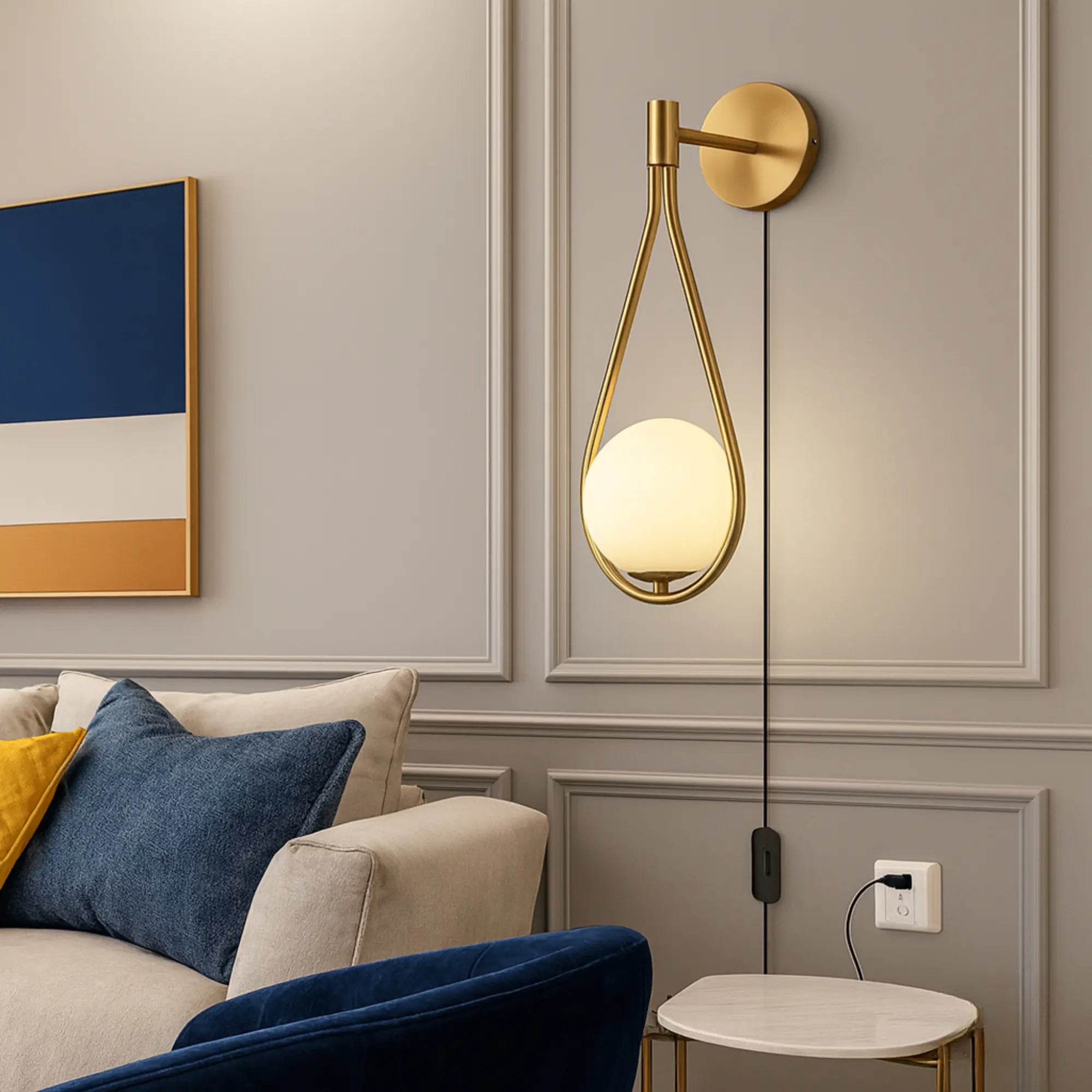 Applique murale dorée à bras arrondi avec globe lumineux et interrupteur intégré.