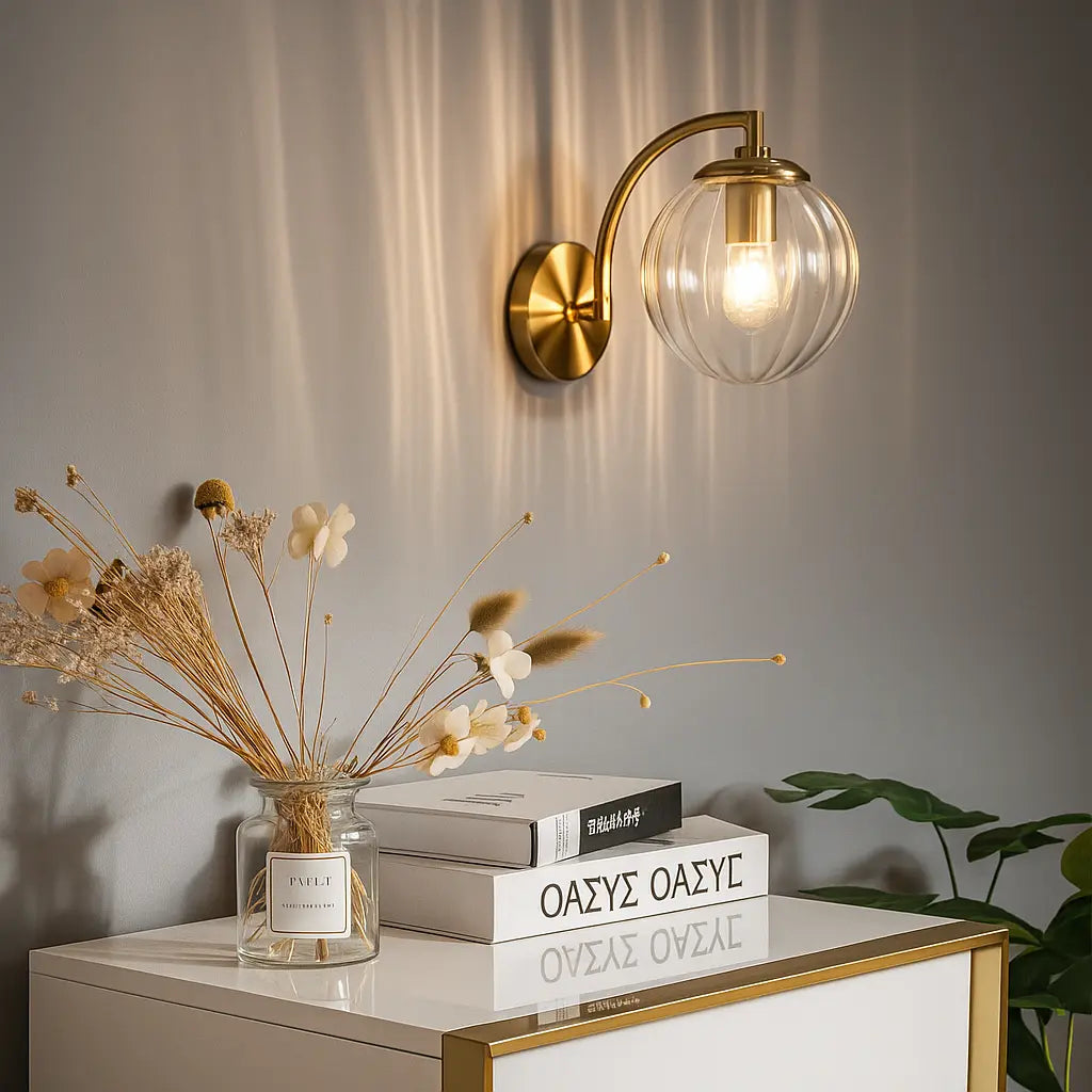 Applique murale en verre avec structure en laiton et globe lumineux