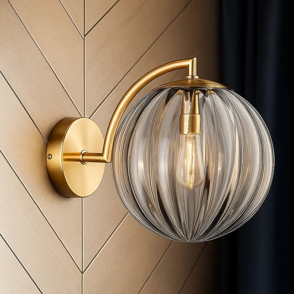 Applique murale en verre avec structure en laiton et globe lumineux