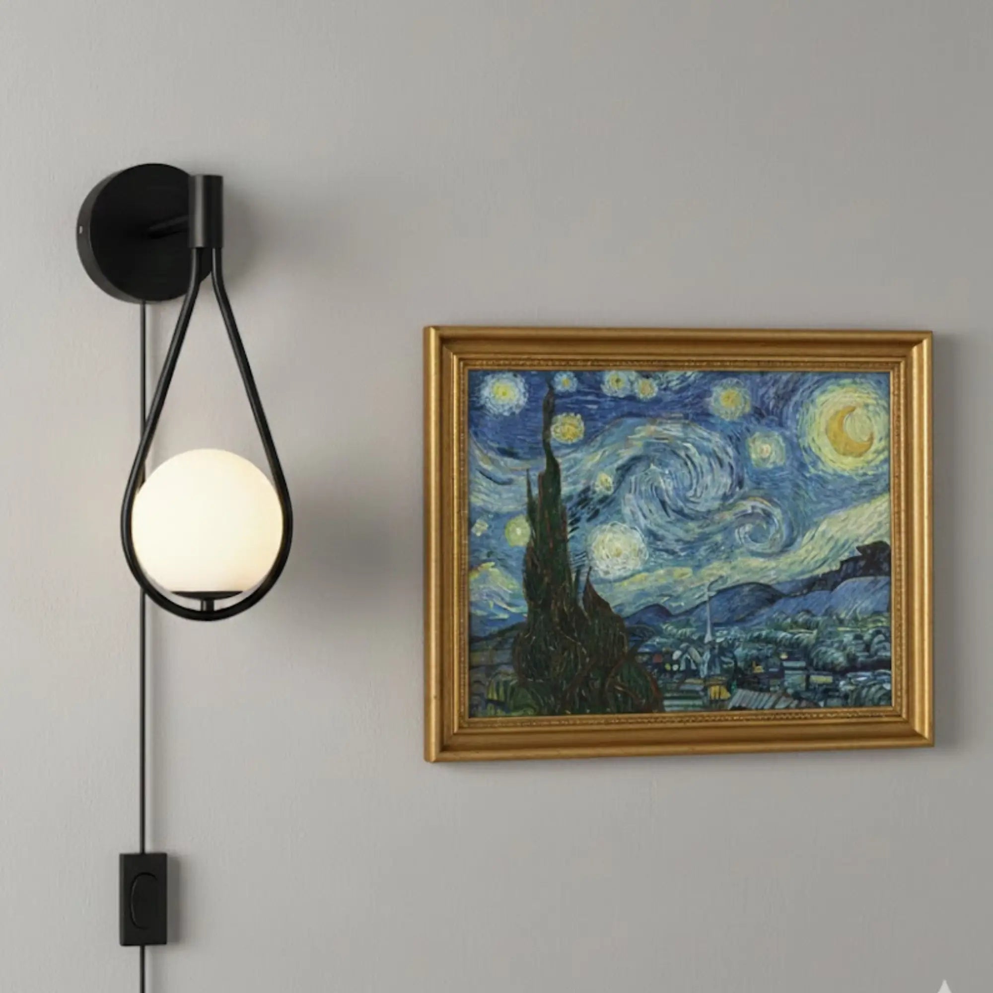 Applique murale dorée à bras arrondi avec globe lumineux et interrupteur intégré.