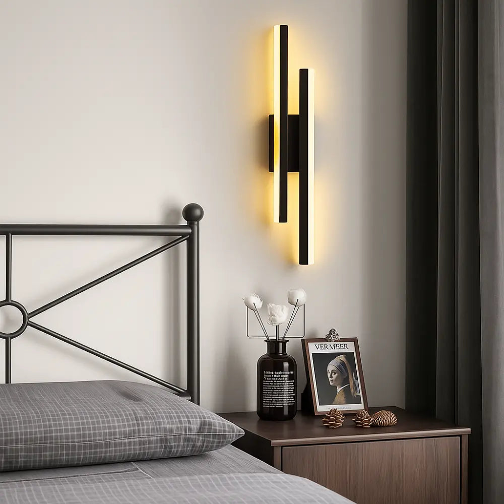 Applique murale dorée design vertical LED élégante en aluminium et acrylique