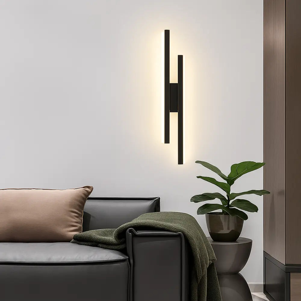 Applique murale dorée design vertical LED élégante en aluminium et acrylique