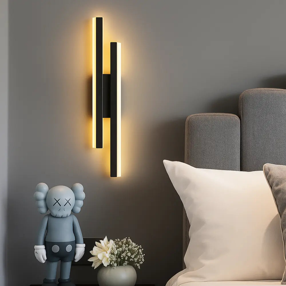 Applique murale dorée design vertical LED élégante en aluminium et acrylique