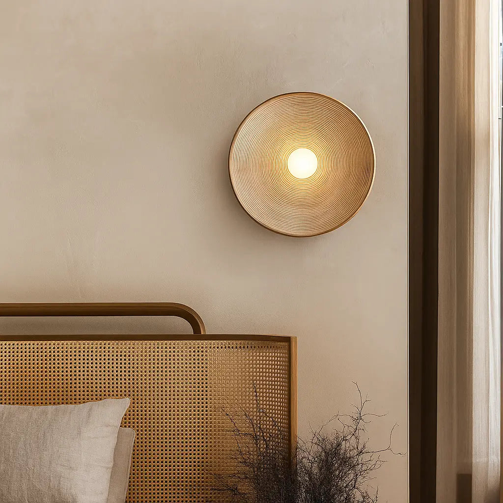Applique murale ronde LED en résine ondulée style wabi-sabi ambiance apaisante lumière chaude