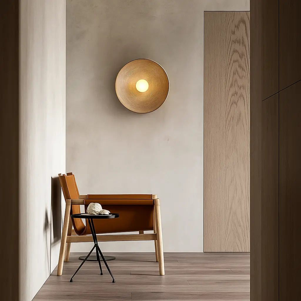 Applique murale ronde LED en résine ondulée style wabi-sabi ambiance apaisante lumière chaude