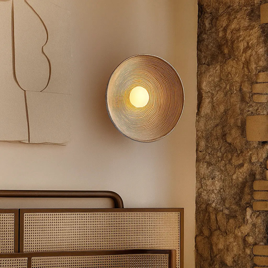 Applique murale ronde LED en résine ondulée style wabi-sabi ambiance apaisante lumière chaude