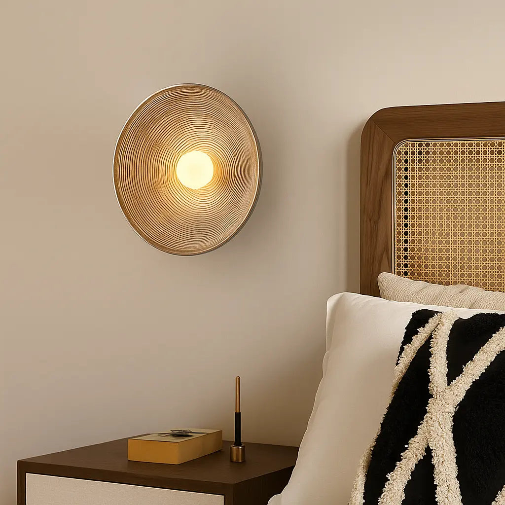 Applique murale ronde LED en résine ondulée style wabi-sabi ambiance apaisante lumière chaude