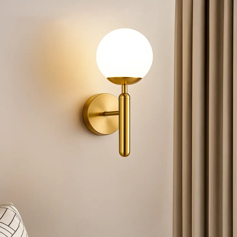 Applique murale dorée globe en verre, structure métallique robuste