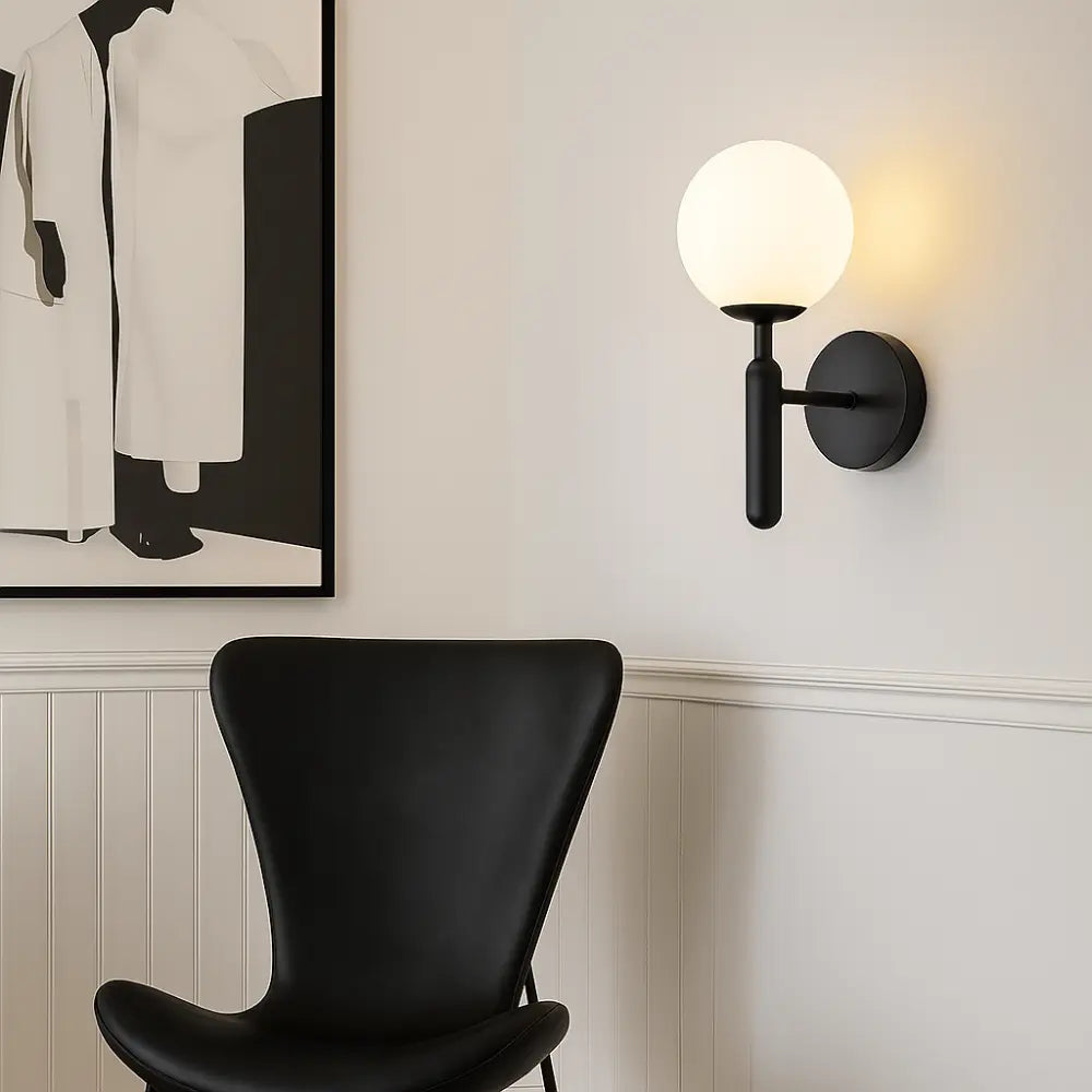 Applique murale dorée globe en verre, structure métallique robuste