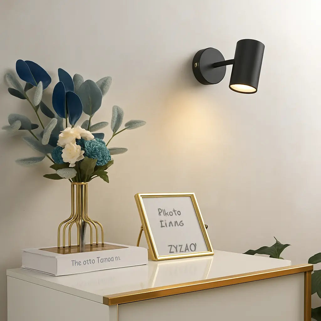 Applique murale dorée design cylindrique orientable style moderne