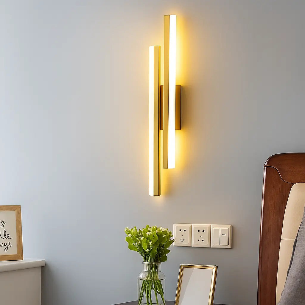 Applique murale dorée design vertical LED élégante en aluminium et acrylique