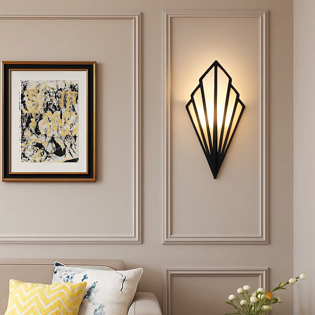 Applique murale dorée design géométrique éclairage LED métal robuste