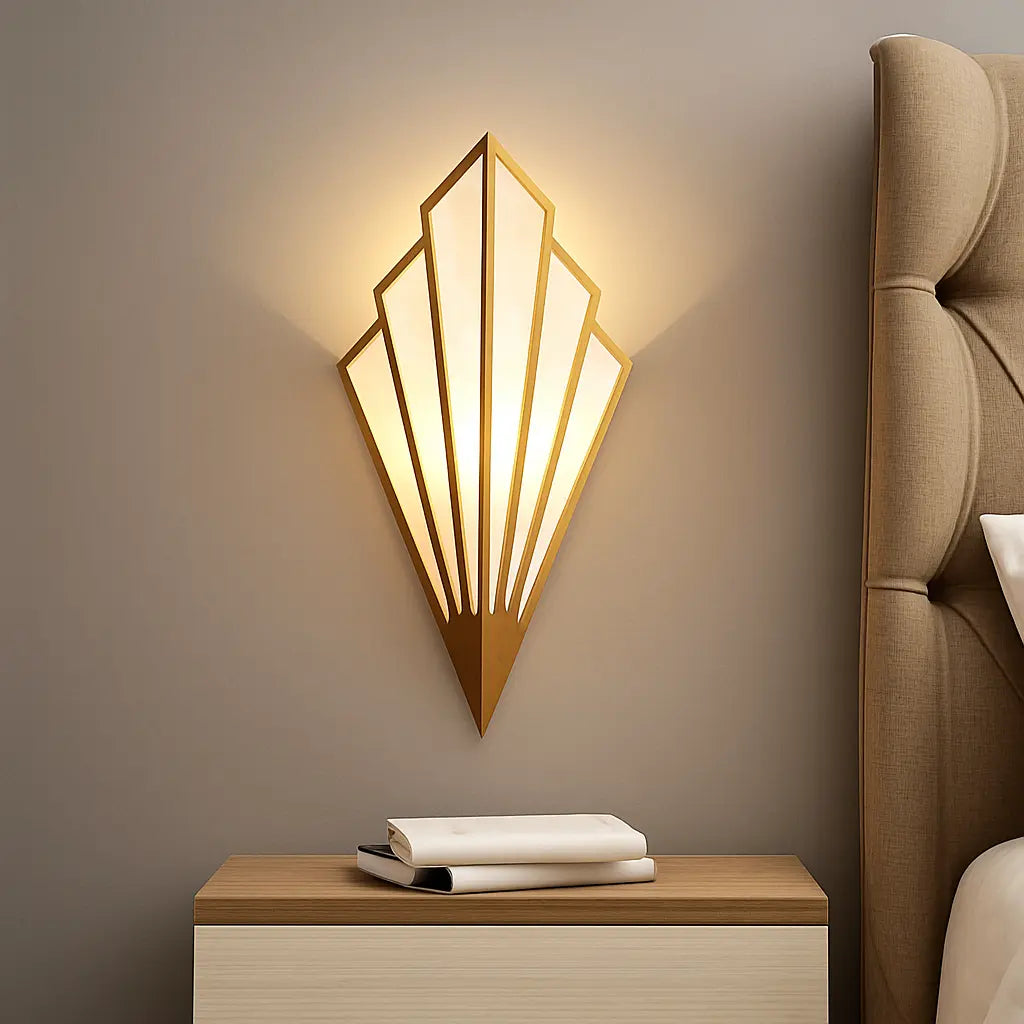 Applique murale dorée design géométrique éclairage LED métal robuste