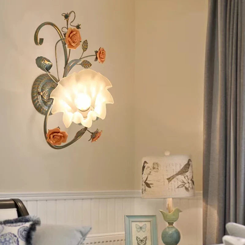 Applique murale salle de bain en verre givré avec décoration florale en céramique