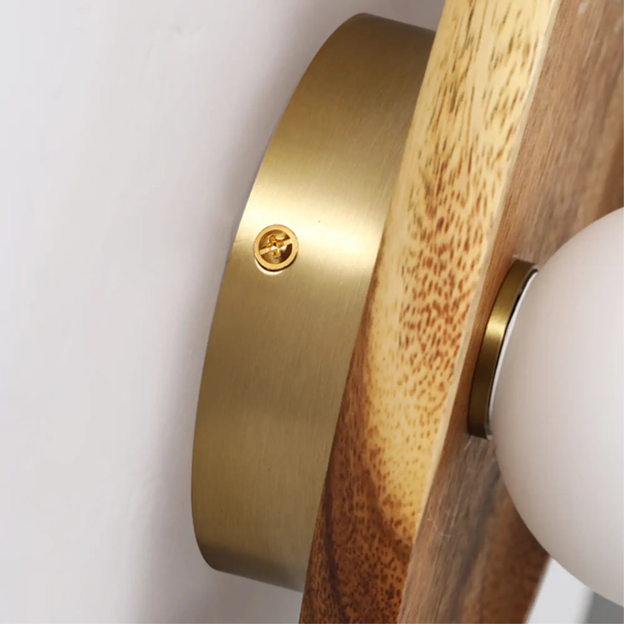 Applique murale LED en bois naturel avec diffuseur sphérique blanc opalin