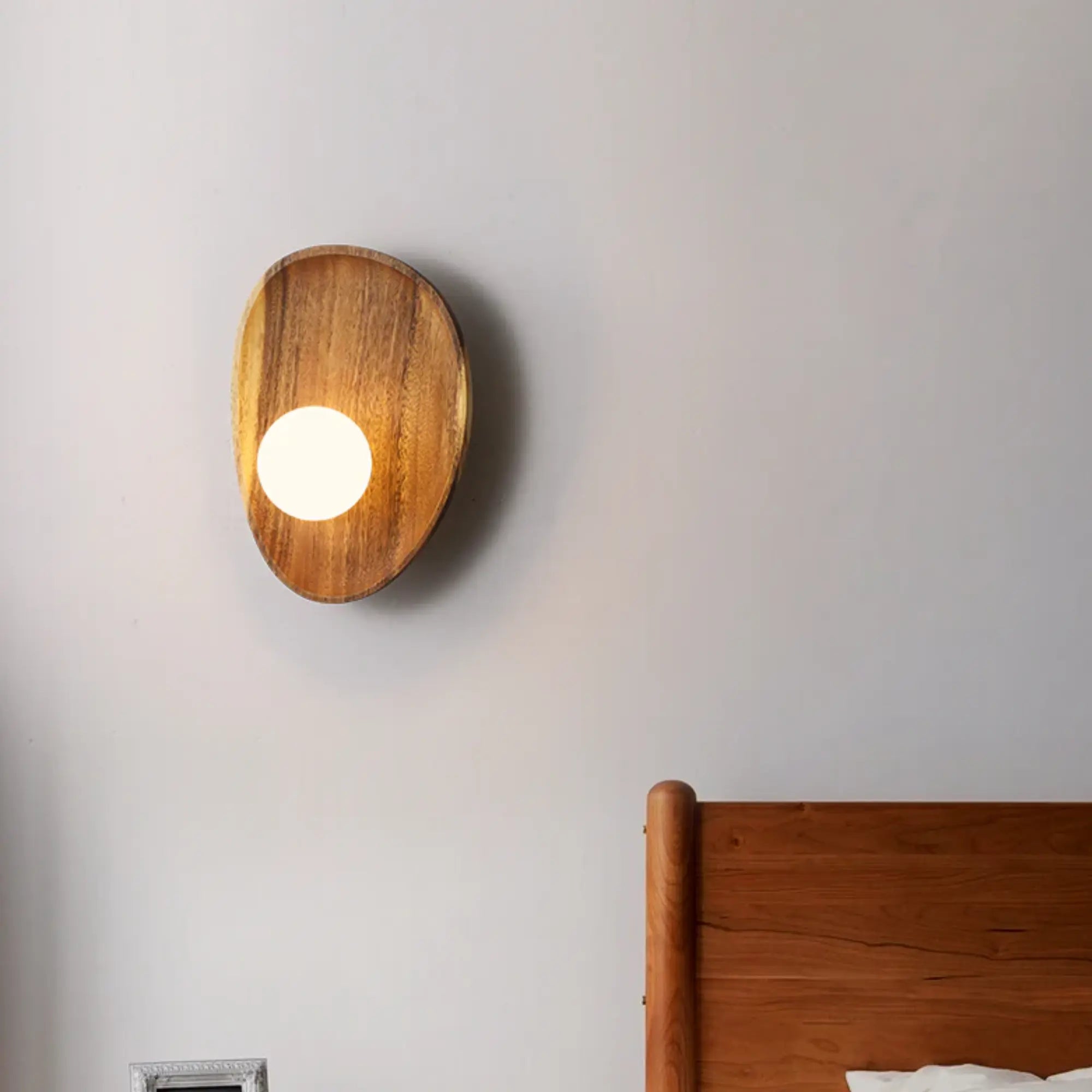 Applique murale LED en bois naturel avec diffuseur sphérique blanc opalin