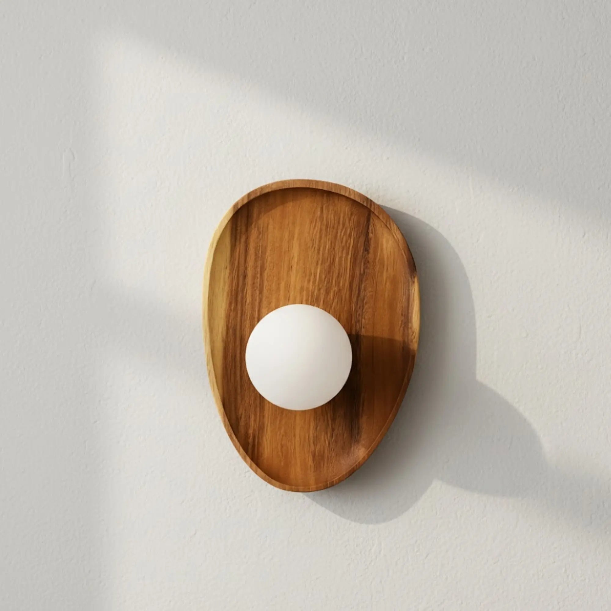 Applique murale LED en bois naturel avec diffuseur sphérique blanc opalin