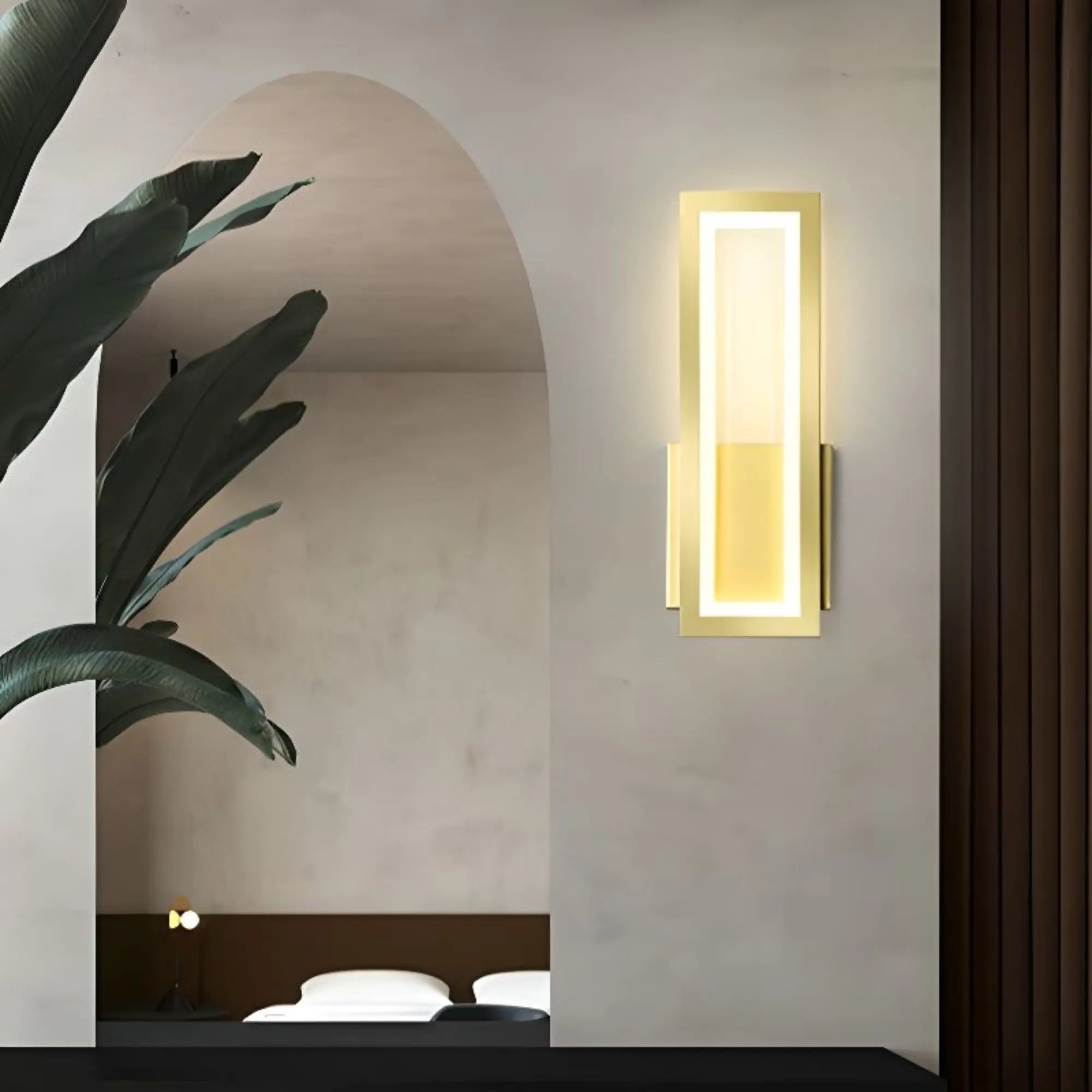 Applique murale LED dorée au design moderne rectangulaire vertical