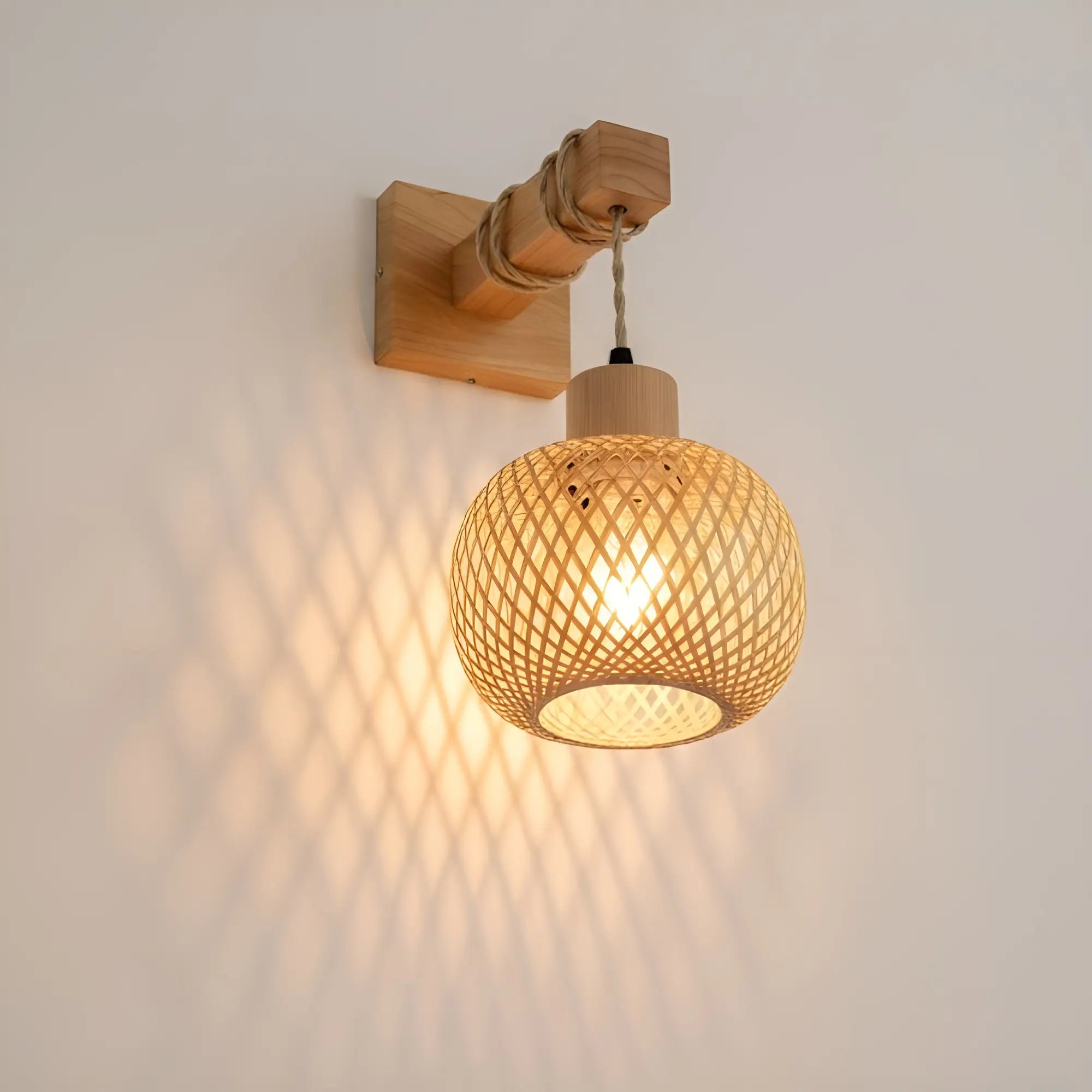 Applique murale ronde en rotin naturel style scandinave pour ambiance chaleureuse