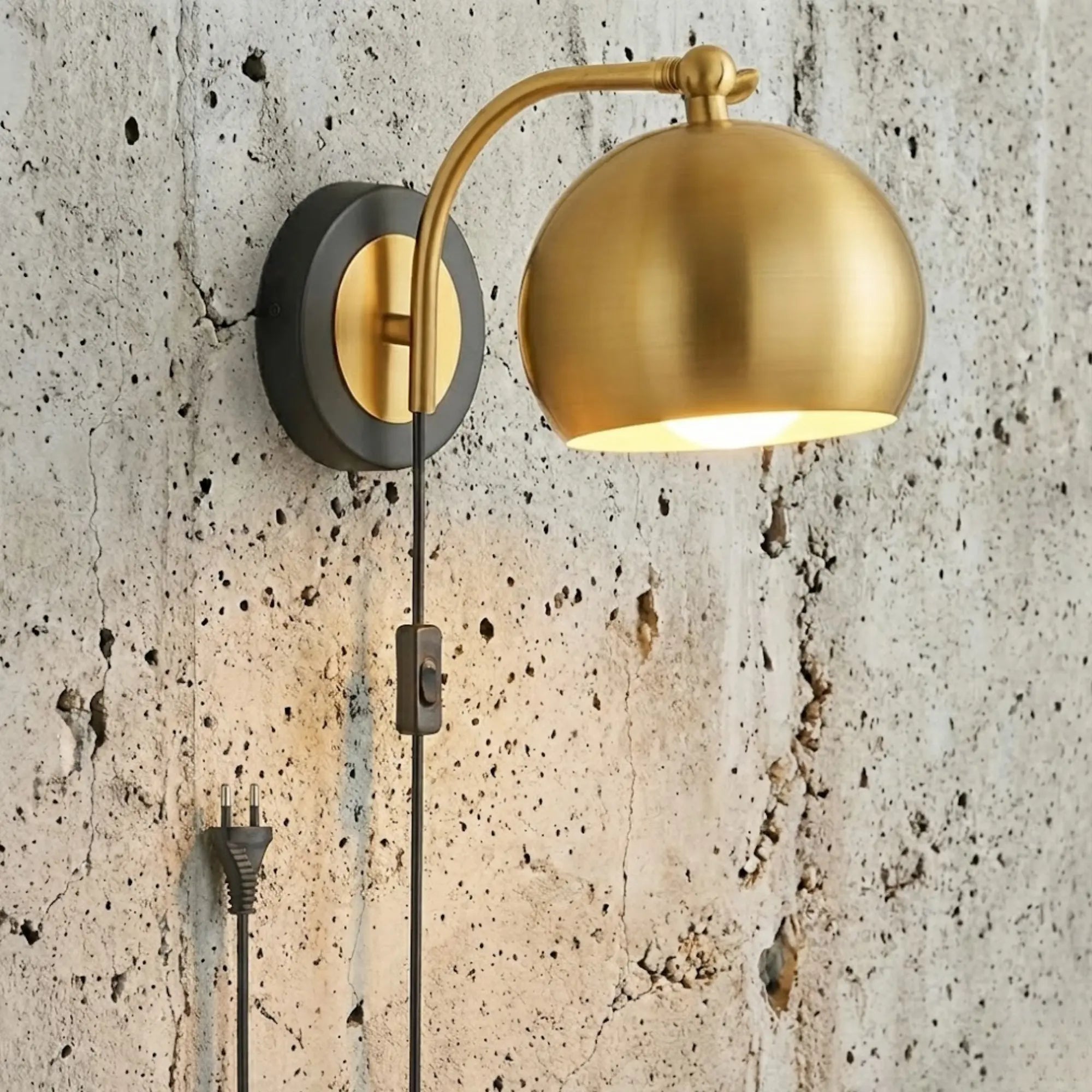 **Applique Murale Dorée au Design Vintage Industriel avec Bras Arrondi Noir**