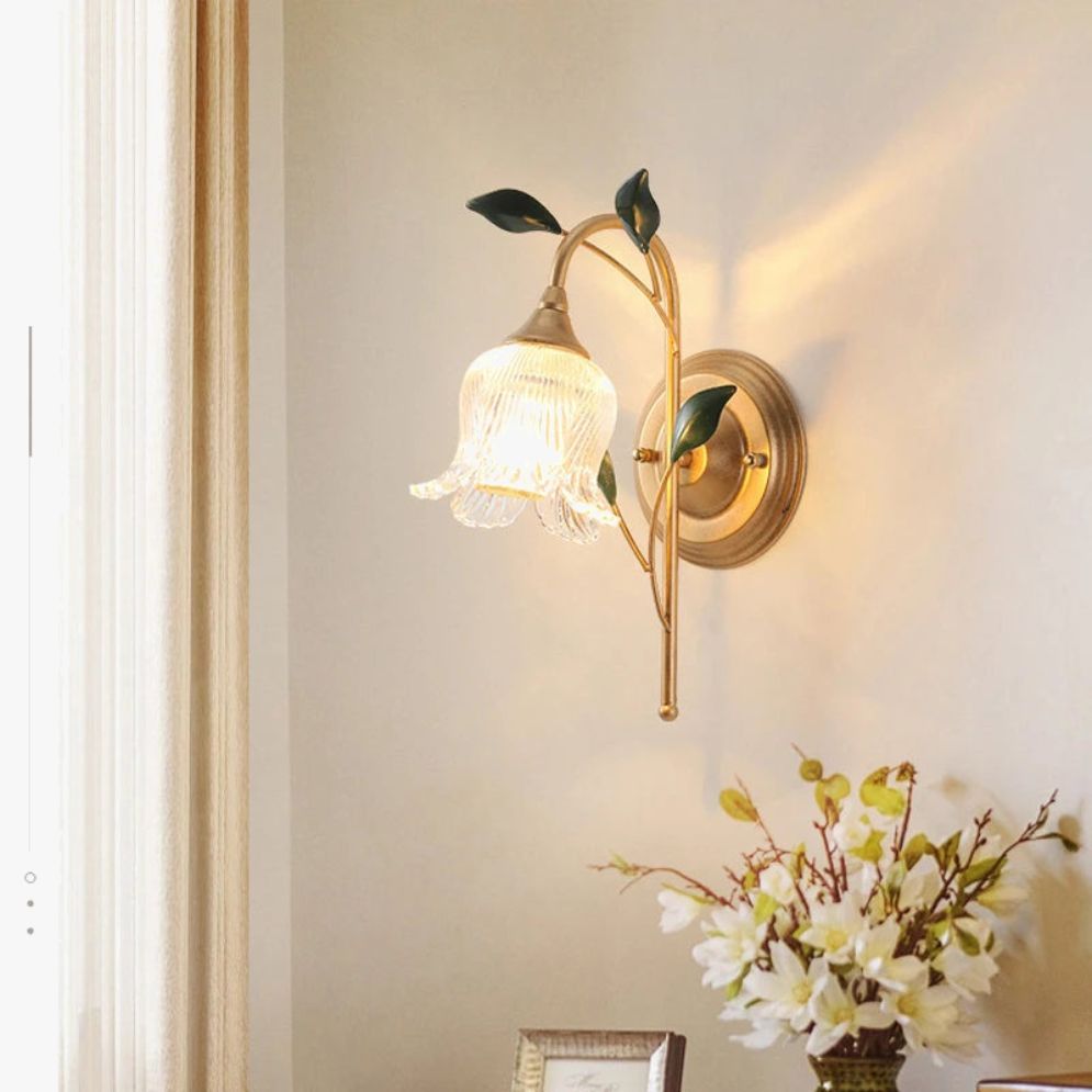 Applique murale en verre design boule ornée de feuilles dorées suspendues