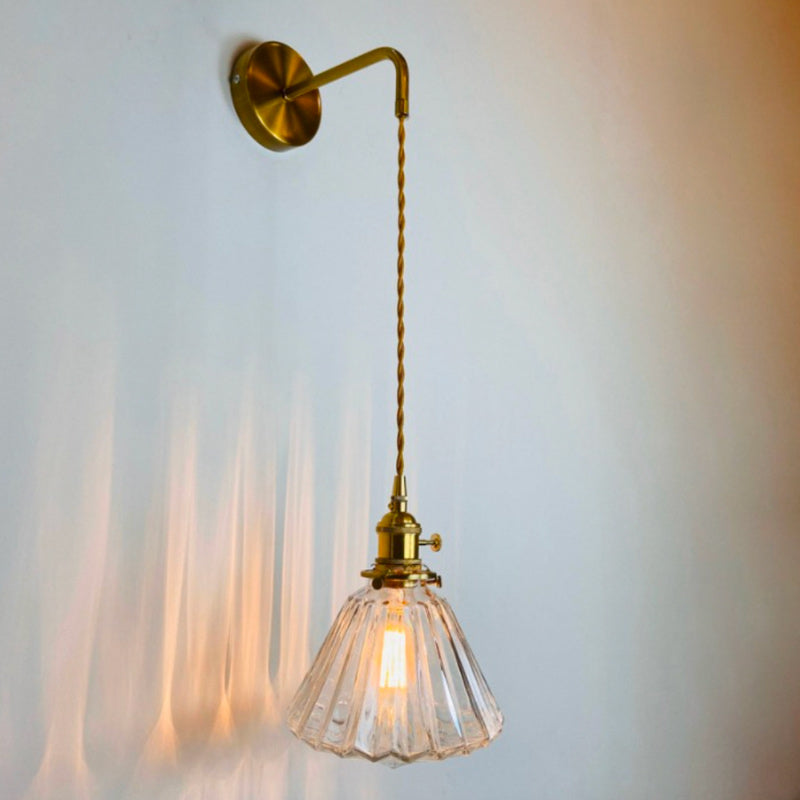 Applique murale en verre design baroque fer, élégante, atmosphère chaleureuse.