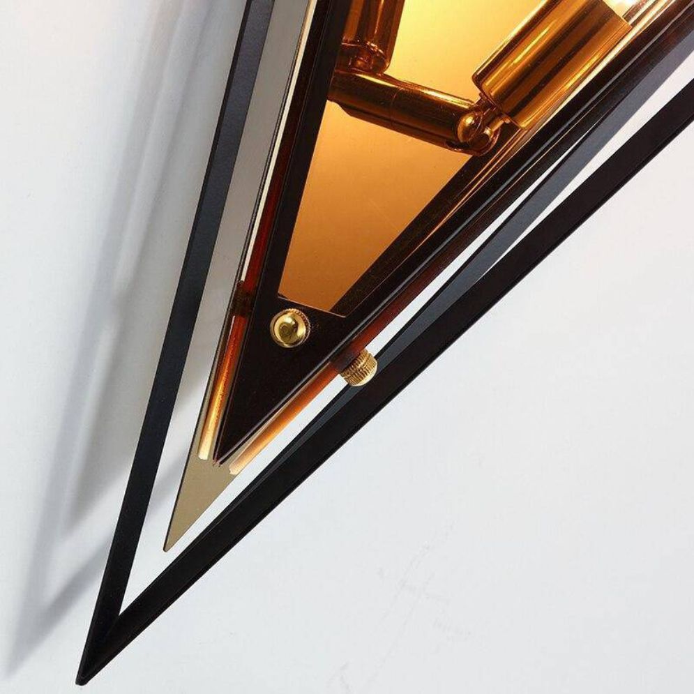 Applique murale industrielle à LED dorée avec abat-jour triangulaire en verre ambré pour éclairage chaleureux et contemporain