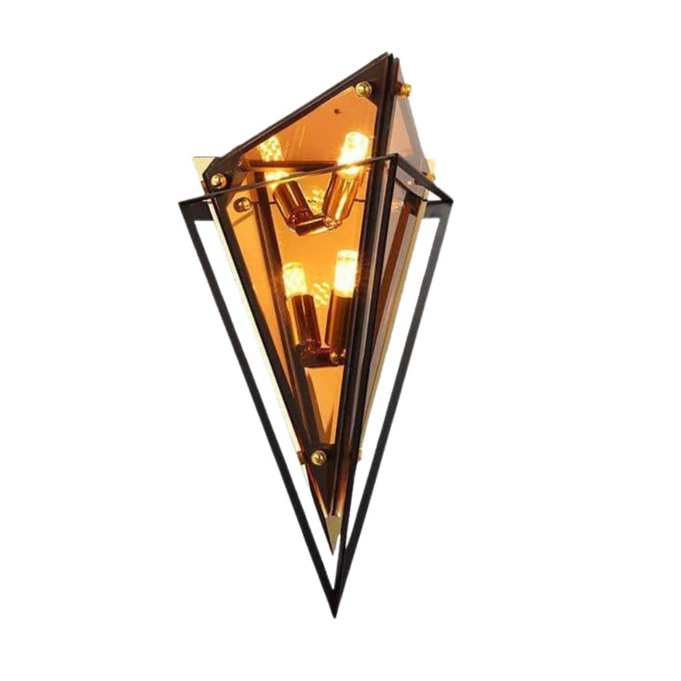 Applique murale industrielle à LED dorée avec abat-jour triangulaire en verre ambré pour éclairage chaleureux et contemporain