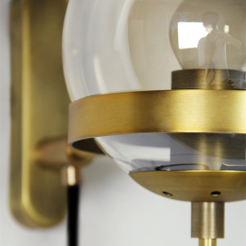 Applique murale design italien en verre forme boule ambiance chic