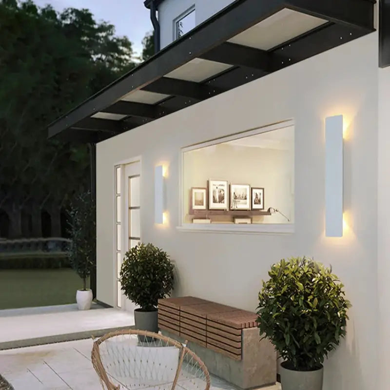 Applique murale extérieur pour terrasse design épuré en aluminium noir robuste