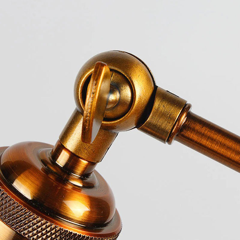 Applique murale industrielle style Edison en laiton ajustable, ampoule visible pour éclairage ciblé et décoratif.