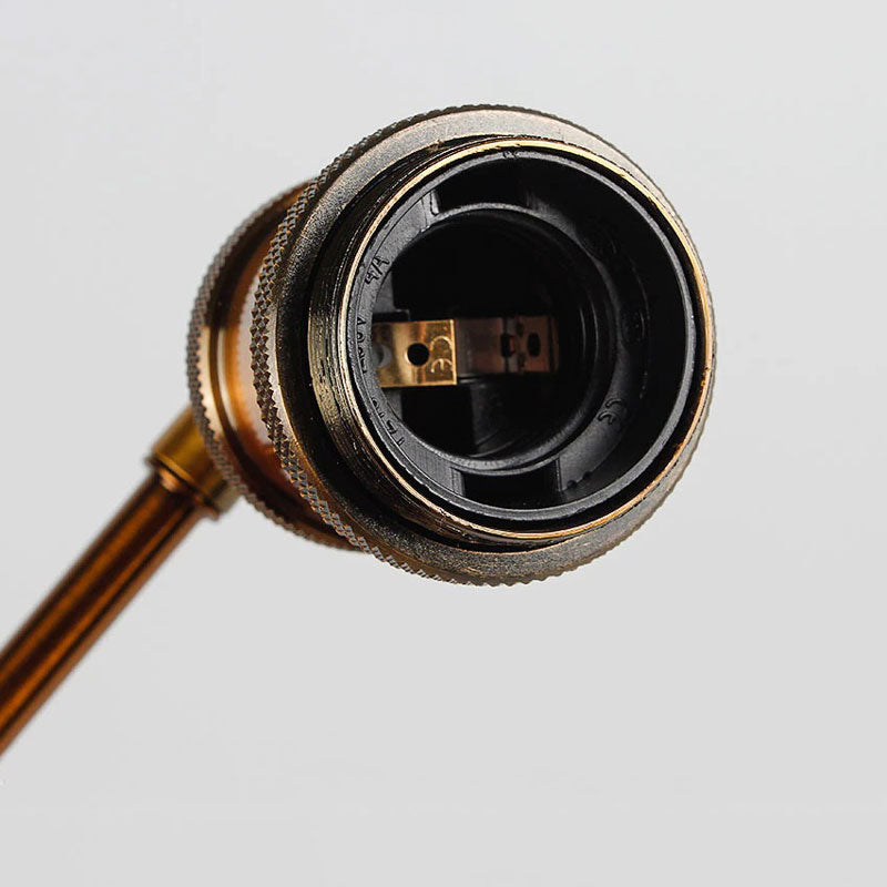 Applique murale industrielle style Edison en laiton ajustable, ampoule visible pour éclairage ciblé et décoratif.