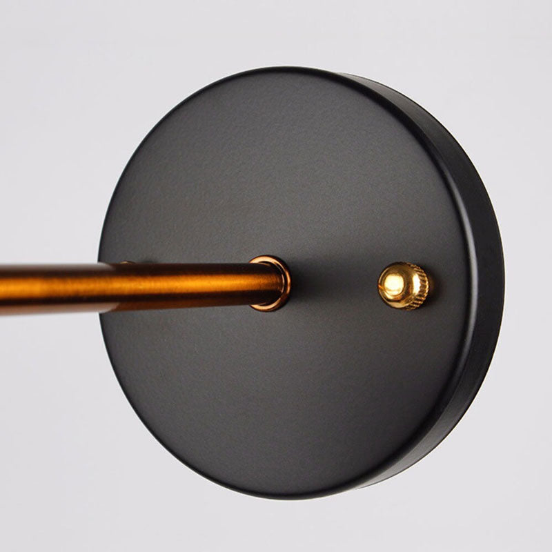 Applique murale industrielle style Edison en laiton ajustable, ampoule visible pour éclairage ciblé et décoratif.