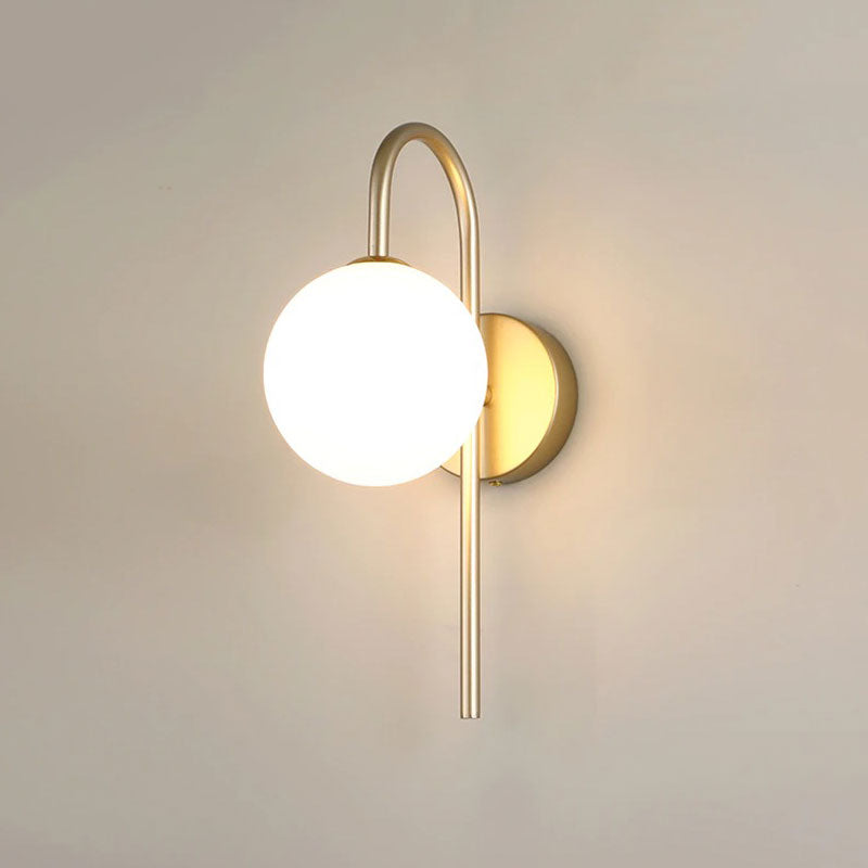 Applique murale design italien en LED forme de lune finition dorée élégante pour ambiance moderne