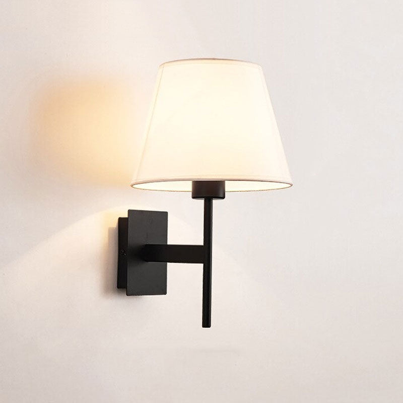 Applique murale cuisine style américain avec abat-jour en tissu et structure métallique noir