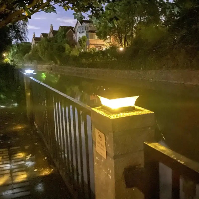 Luminaire Extérieur Borne Noire Élégante en ABS