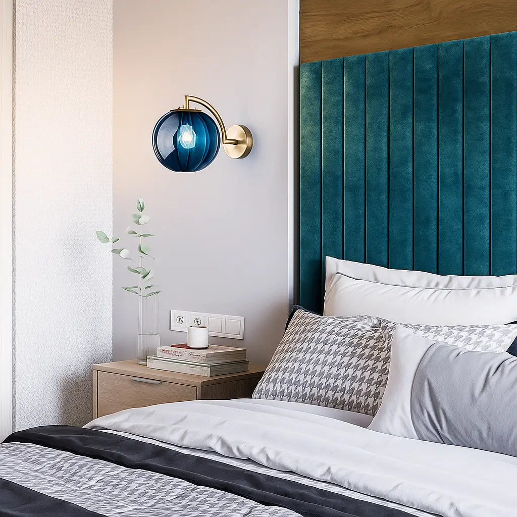 Applique murale dorée en laiton avec globe en verre style rétro chic