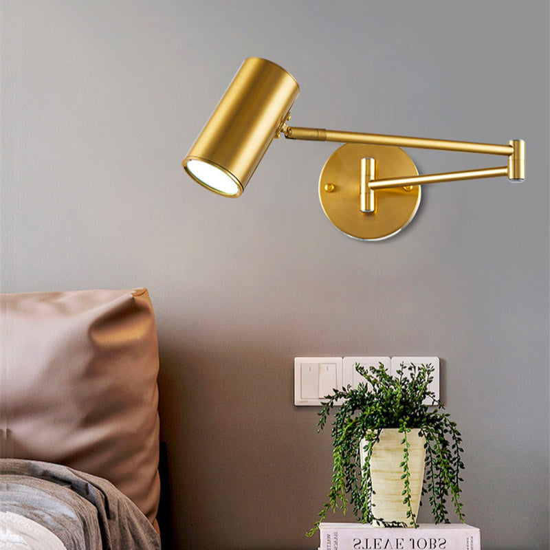 Applique murale dorée en aluminium design épuré support mural intégré chambre élégante ambiance chaleureuse