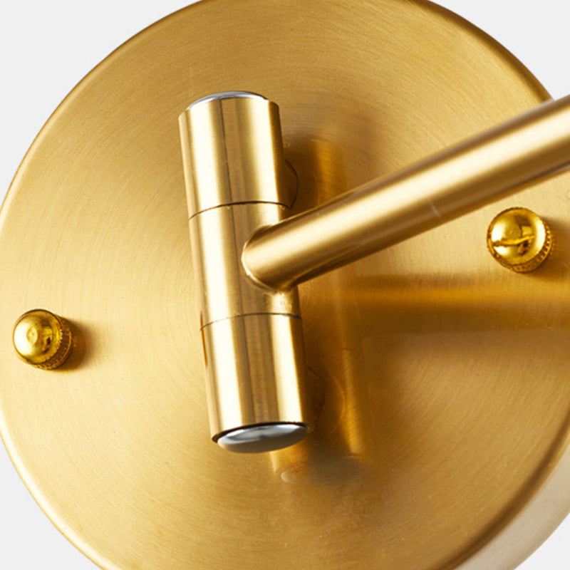 Applique murale dorée en aluminium design épuré support mural intégré chambre élégante ambiance chaleureuse