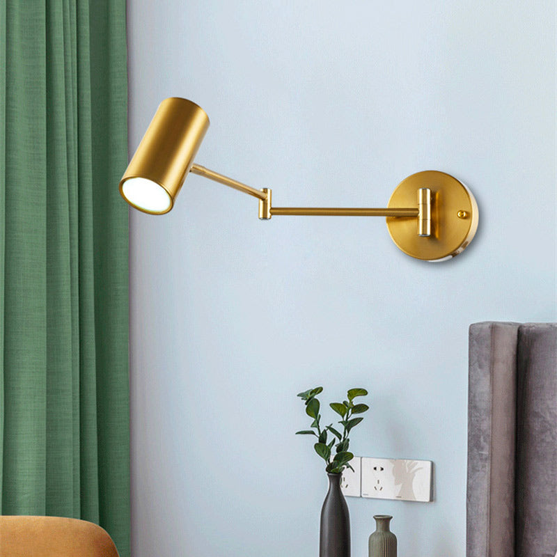 Applique murale dorée en aluminium design épuré support mural intégré chambre élégante ambiance chaleureuse