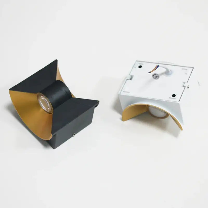 Applique murale extérieur pour terrasse en aluminium noir ou blanc incurvé